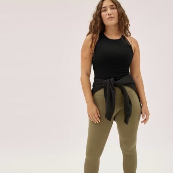 Everlane NWT The Perform Black Cropped Crew Neck Tank Top Built in Bra - Picture 1 of 4